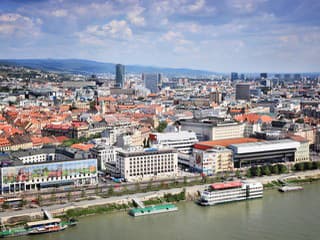 Nočný zásah v Bratislave: Sprejeri poškodili budovu pri Dunaji! Medzi nimi mal byť aj raper Ego