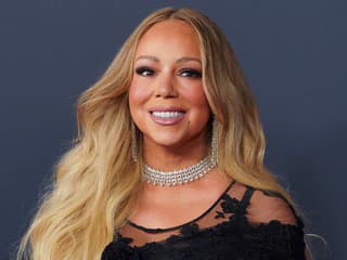 Mariah Carey v šialenom outfite: Šaty jej držal náhrdelník a prsiská kypeli cez obriu kľúčovú dieru!