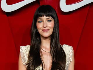 Dakota Johnson na premiére v bielej čipke: FOTO Spod šiat jej vykúkala čierna spodná bielizeň!