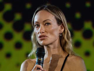 Vychudnutá herečka v odvážnej róbe: Olivia, to snáď nemyslíš vážne!
