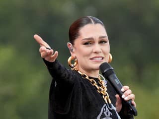 Keď čipka nie je sexi... ale že vôbec: Jessie J po rozchode na pódiu energická, no dogabaná