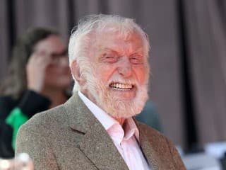 Slávny hollywoodsky herec má 100 rokov, ale žiadnu živú mŕtvolu nečakajte: Predvádza akrobácie ako mladík!
