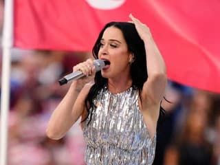 Katy Perry na Majstrovstvách sveta vo futbale: FOTO V divných šatách... Vyzerala ako trofej!