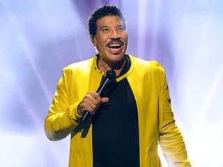 Už druhýkrát počas koncertu nevládal stáť na vlastných nohách: Lionel Richie skončil na JIS!