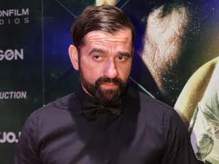 Tragédia pred očami divákov: Herec Ondrík začal na predstavení HORIEŤ! Skončil v nemocnici