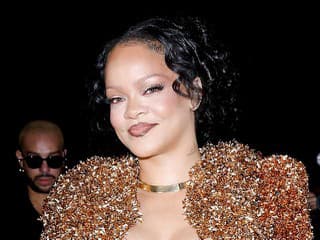 Rihanna na parížskom týždni módy: Veď vyzerala ako drôtenka a... Sexi detail nechýbal!