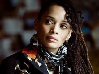 Lisa Bonet šokovala Paríž: Sivé vlasy až po pás, dokonalá pleť a piercing v nose!