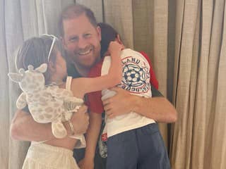 Nevídané rodinné zábery! Princ Harry vzal deti na miesto, kde odpočíva princezná Diana!