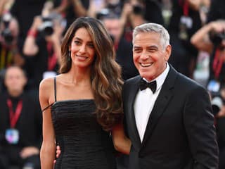 Amal Clooney v hriešne krátkych šatách ukázala dokonalé nohy: George išiel na nej oči nechať!