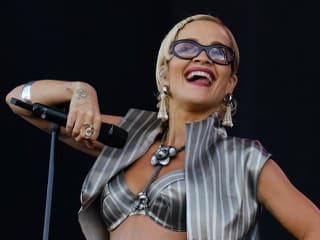 Rita Ora rozpútala šialenstvo: Mini pruhovaný outfit, nekonečné nohy a... dav v extáze!