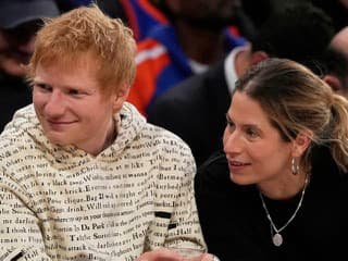 Ed Sheeran má módny diktát v paži: Na svadbu roka vytiahol manželku i cirkusantský oblek a tenisky!