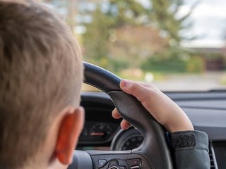 ŠOKUJÚCE Policajti zastavili vozidlo s chlapcom (11) za volantom! Vedľa sedel OPITÝ otec, chcel ďalšie pivo