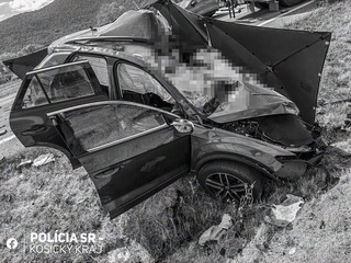 AKTUÁLNE  Ťažká nehoda pri Hrhove: Zrážka dvoch áut a kamióna má jednu obeť! FOTO Zo záberov mrazí