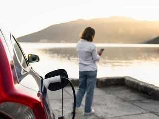 Chystáte sa na dovolenku elektromobilom? POZOR na prísne pravidlá, v týchto prípadoch vás môžu otočiť!