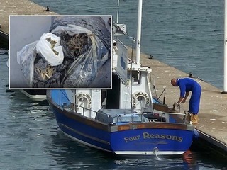 Šok na otvorenom mori: Rybár vytiahol z vody čierne smetné vrece, po otvorení prišiel šok!