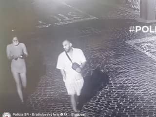 Vlámali sa do vinárne: VIDEO Nešlo im o víno, polícia pátra po dvojici z videa