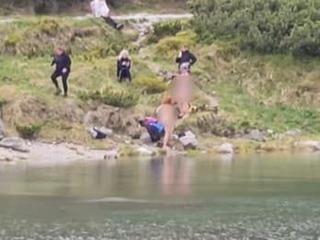 To snáď nemyslia vážne?! České turistky v Tatrách pobúrili: VIDEO Napriek zákazu sa na hulváta kúpali priamo v plese
