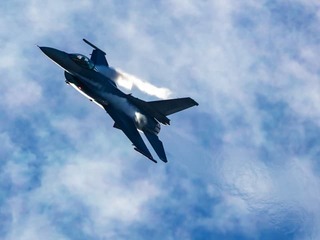 POPLACH v krajine NATO: Do vzdušného priestoru vletel dron, stíhačky ho zostrelili