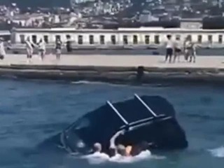 Dráma v Taliansku: VIDEO Auto spadlo do Jadranského mora! Okamžitá reakcia vojakov