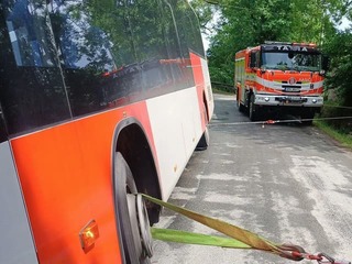 Sekundy od obrovskej tragédie: Autobus s desiatkami detí zišiel do priekopy! Hrozilo, že sa prevráti