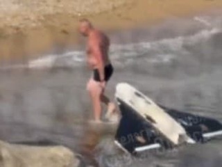 ŠOK na pláži! Desiatky ľudí neskrývali údiv, turista vytiahol z vody bojový dron