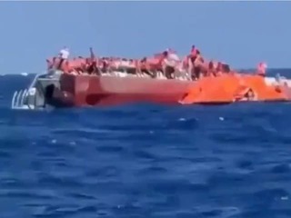 Tragédia na mori: VIDEO Trajekt sa prevrátil pri Cypre! Osem mŕtvych, ľudia obviňujú posádku