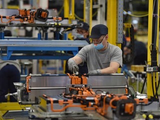 Známa automobilka údajne plánuje VEĽKÉ PREPÚŠŤANIE: Zrušiť chce až 4 000 pracovných miest!
