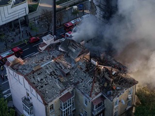 MIMORIADNY ONLINE Krvavé peklo v Kyjeve: Ruské rakety brali životy, z trosiek domu vytiahli maloleté dieťa