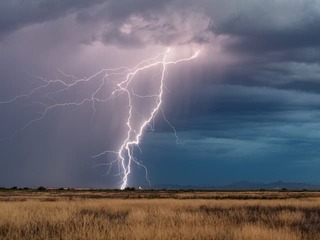 Meteorológovia varujú: K našim hraniciam sa priblížia silné BÚRKY! Slovensko čaká ZMENA
