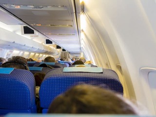 Tak TOTO tu ešte nebolo! Agresívny pasažier vyvádzal v lietadle a hrýzol: Prilepili ho k sedačke lepiacou páskou