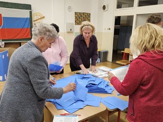 MIMORIADNY ONLINE Slováci rozhodli o budúcnosti samospráv: V miestnostiach sčítavajú hlasy, zverejnené sú prvé výsledky