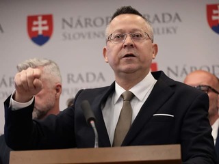 Slovensko ďalších šesť mesiacov neprežuje Zamestnávatelia varujú pred nezrušením transakčnej dane