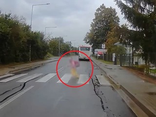 Nebezpečný MANÉVER pred priechodom: VIDEO zachytilo riskantnú jazdu vodiča, TOTO mohlo skončiť fatálne!