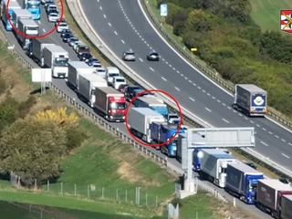 Dramatické zábery z D1! Kamionisti si zo záchranárskej uličky urobili dobrý deň: ODHALIL ich policajný dron