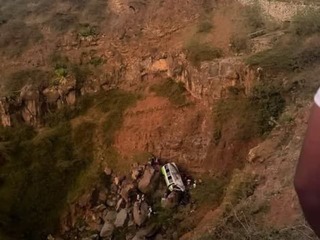 Školský výlet sa zmenil na nočnú moru! Autobus sa ZRÚTIL zo strmého útesu: Zomreli DESIATKY detí