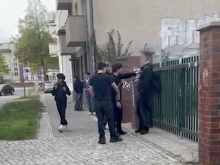 BRUTÁLNY útok pred školou: Desať mladistvých surovo napadlo školáka, VIDEO svedkovia si to natáčali!