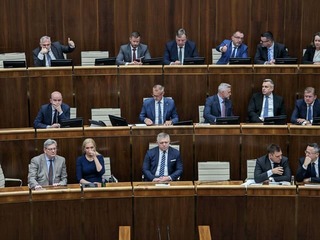 ONLINE Parlament mimoriadne rokuje: Ústavný súd chce od vlády vyslovenie DÔVERY, inak budú voľby!