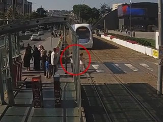 SEKUNDY od tragédie: VIDEO Päťročné dievčatko vbehlo pred prichádzajúcu električku, TOTO nasledovalo!