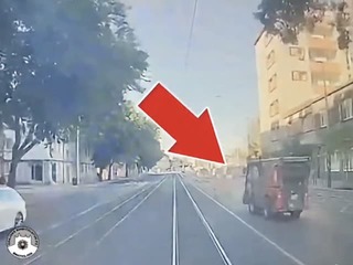 Autentické VIDEO z rannej nehody: Vodič zametacieho vozidla urobil osudovú chybu, vošiel do dráhy električky!