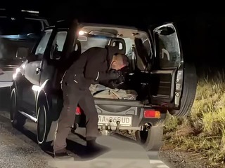 Policajti si všimli počas nočnej služby odstavené auto: Keď ho neskôr preverili, neverili vlastným očiam!