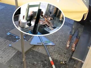 Muž dostal CHOROBNÚ chuť na pizzu: Vzal dopravnú značku a rozrazil sklo výkladu, nastalo nemilé prekvapenie!