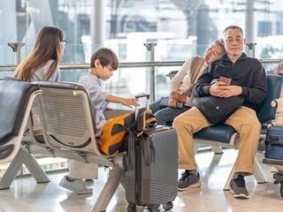 KATASTROFA na dovolenke: ZRUŠENÝ let s náhradou až o týždeň? Rodina s ŤAŽKO chorým dedkom zažila ešte jeden ŠOK!