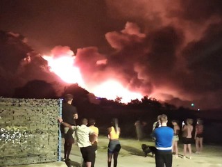 Panika v pekle pri Omiši: Slováci opisú ÚTEK pred ohňom z dovolenky, vlna solidarity a šokujúce svedectvá!