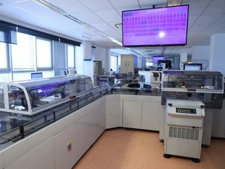 Čo sa deje s vašou krvou po odbere? Nahliadli sme do laboratória, kam sa bežne nikto nedostane