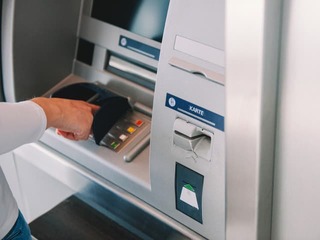 Najväčšia banka bude mať veľkú ODSTÁVKU: Klientom odporúča si vopred vybrať HOTOVOSŤ!