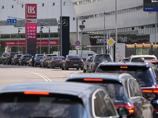 Moskva pociťuje dopady vojny: Kvôli palivovej kríze sa prudko zhoršili dopravné zápchy! Na čerpačkách sú rady