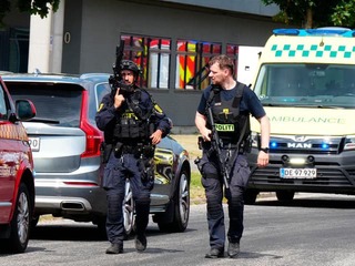 Zásah pri požiari sa zmenil na drámu! Policajti sa dostali po paľbu, po streľbe hlásia zranených