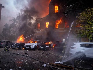 MIMORIADNY ONLINE Vybuchovali drony aj mosty: Noc priniesla útok na Volgograd aj nový úder na Kyjev