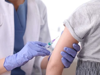 Škandalózne ODHALENIE: Lekári mali na žiadosť rodičov falšovať OČKOVANIE! Deti nemajú protilátky, zúri epidémia