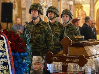 Šok v Belehrade: Odsúdeného vojnového zločinca oslavujú ako hrdinu, na pohrebe sú stovky ľudí